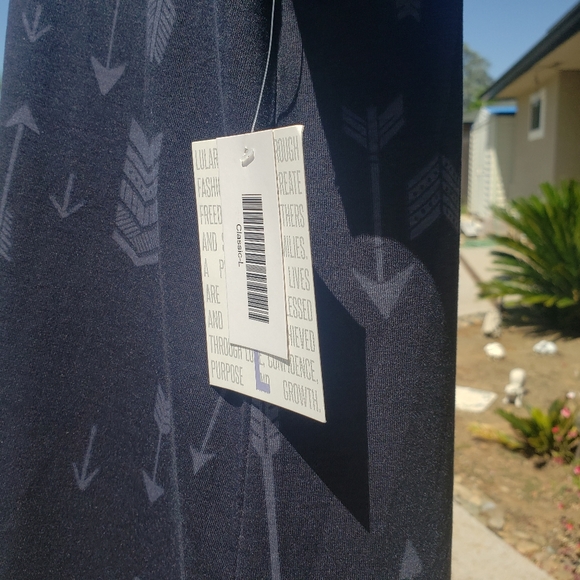 LulaRoe Classic Tee Black Grey Arrows NWT RET $38- - Picture 8 of 11